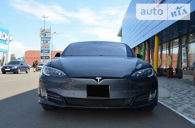 Седан Tesla Model S 2016 в 