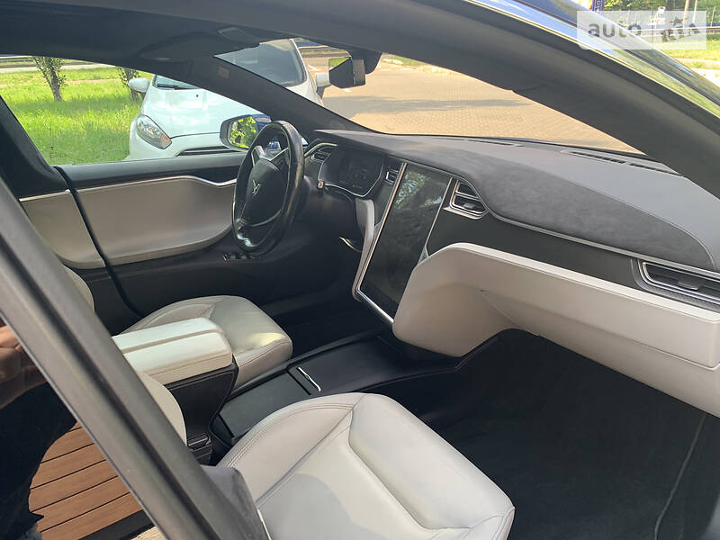 Седан Tesla Model S 2015 в Києві