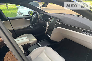 Седан Tesla Model S 2015 в 