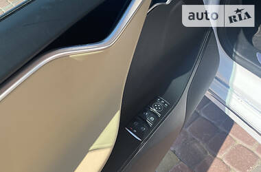 Седан Tesla Model S 2016 в 