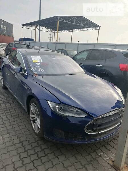 Хэтчбек Tesla Model S 2015 в Киеве