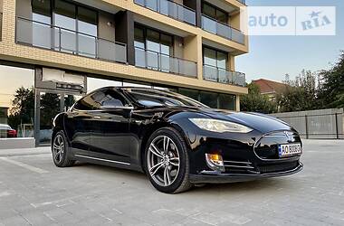 Седан Tesla Model S 2013 в Ужгороде