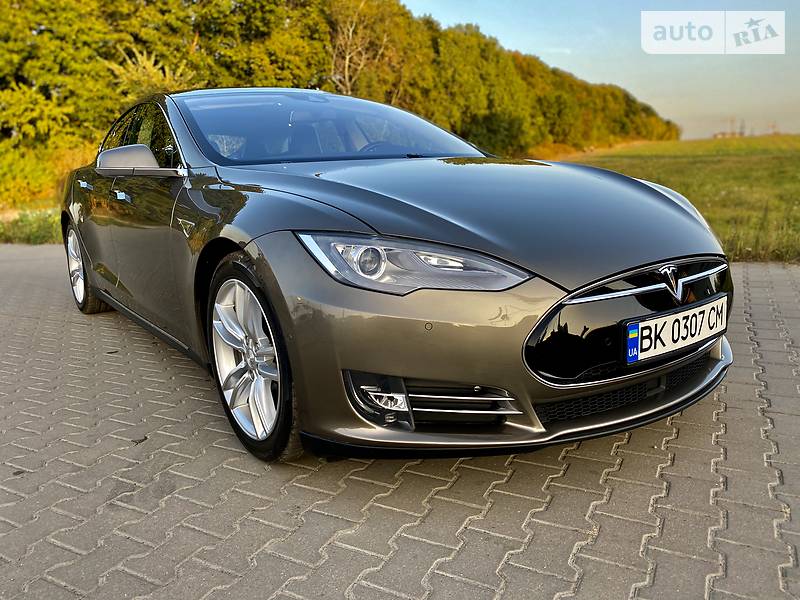 Седан Tesla Model S 2016 в Ровно