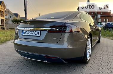 Седан Tesla Model S 2016 в Ровно