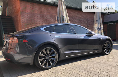 Хетчбек Tesla Model S 2017 в 