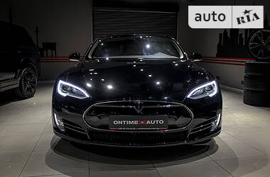 Седан Tesla Model S 2013 в 
