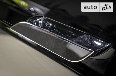 Седан Tesla Model S 2013 в 