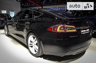 Седан Tesla Model S 2013 в 