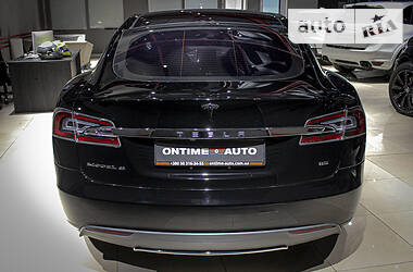 Седан Tesla Model S 2013 в 