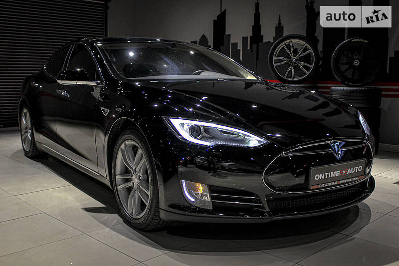 Седан Tesla Model S 2013 в 