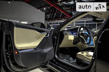 Седан Tesla Model S 2013 в 