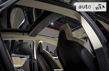 Седан Tesla Model S 2013 в 