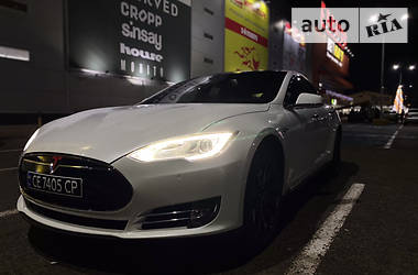 Седан Tesla Model S 2014 в Чернівцях