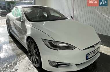 Седан Tesla Model S 2016 в Сокале