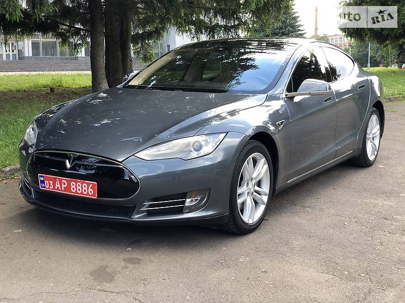 Седан Tesla Model S 2013 в Ровно