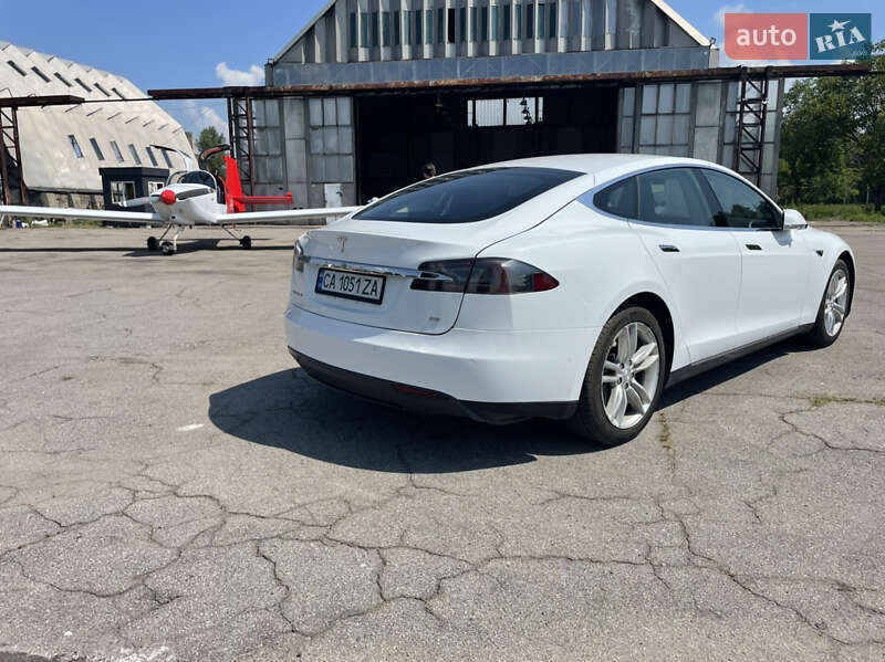 Лифтбек Tesla Model S 2015 в Черкассах
