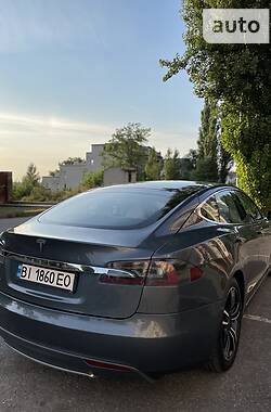 Седан Tesla Model S 2013 в Кременчуці