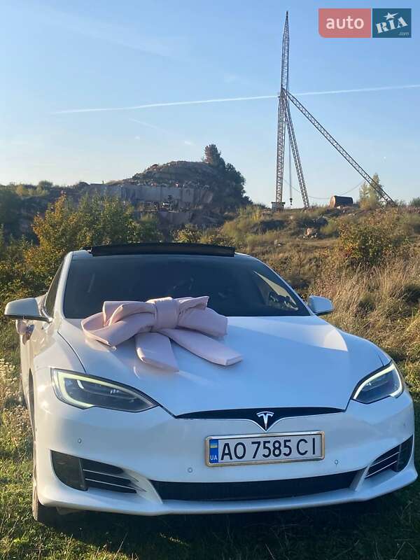Седан Tesla Model S 2014 в Тячеве