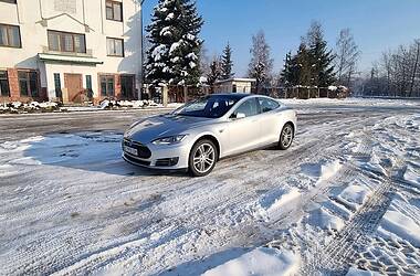 Лифтбек Tesla Model S 2015 в 
