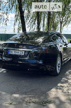 Седан Tesla Model S 2018 в Дубно