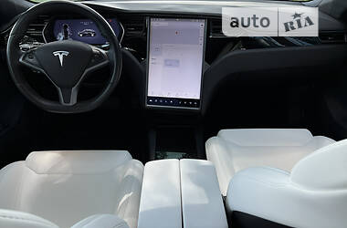 Седан Tesla Model S 2018 в Дубно