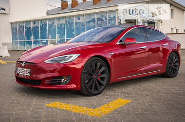 Ліфтбек Tesla Model S 2016 в Чернівцях