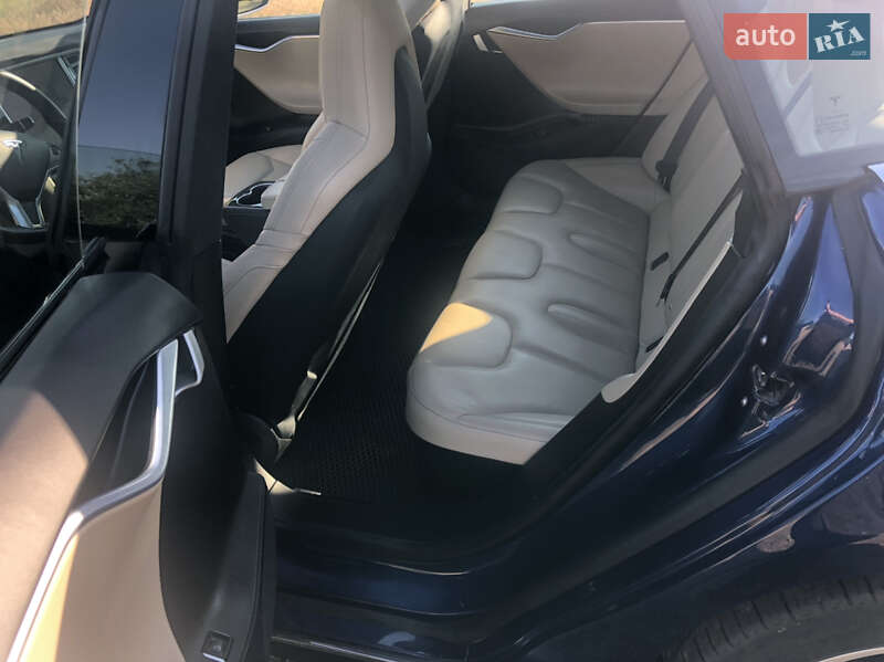 Лифтбек Tesla Model S 2016 в Киеве