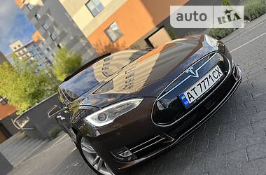 Седан Tesla Model S 2015 в Ивано-Франковске
