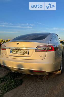 Хэтчбек Tesla Model S 2014 в 