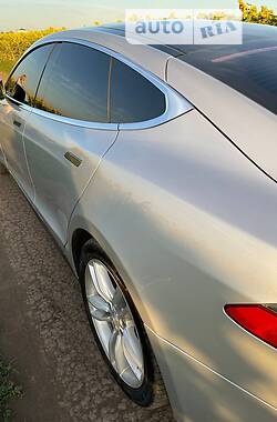 Хэтчбек Tesla Model S 2014 в 