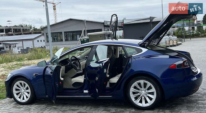 Лифтбек Tesla Model S 2018 в Львове