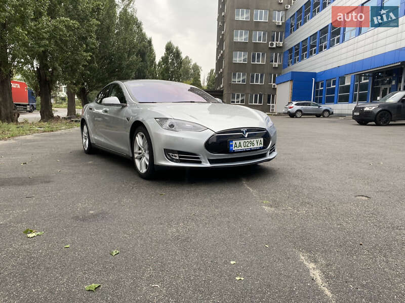 Хэтчбек Tesla Model S 2014 в Киеве