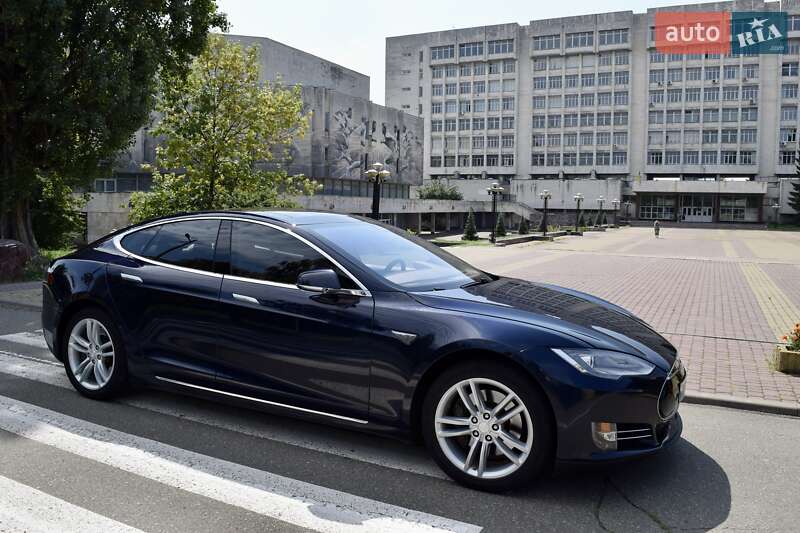 Лифтбек Tesla Model S 2015 в Киеве