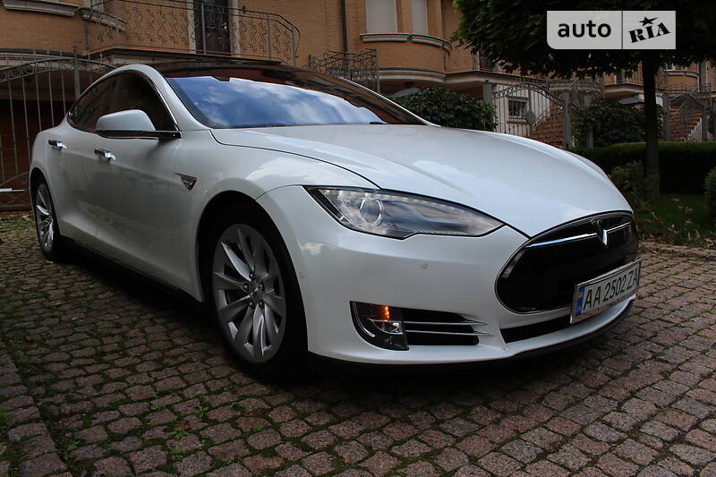 Ліфтбек Tesla Model S 2015 в Києві