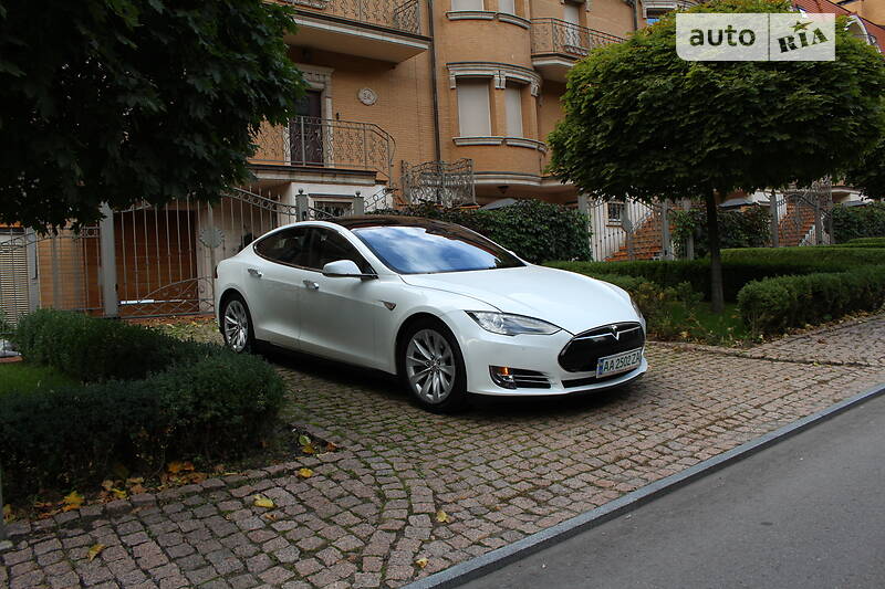 Ліфтбек Tesla Model S 2015 в Києві