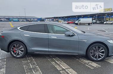 Седан Tesla Model S 2013 в 