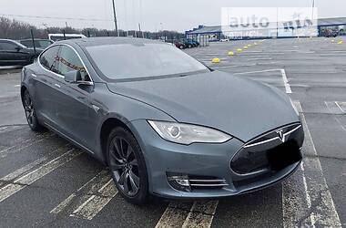 Седан Tesla Model S 2013 в 