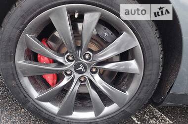 Седан Tesla Model S 2013 в 