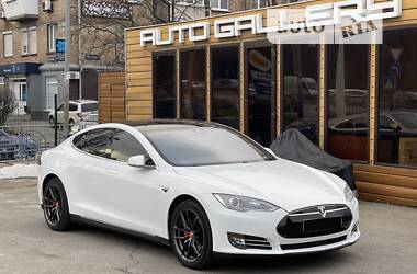 Седан Tesla Model S 2014 в 