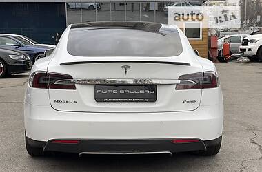 Седан Tesla Model S 2014 в 