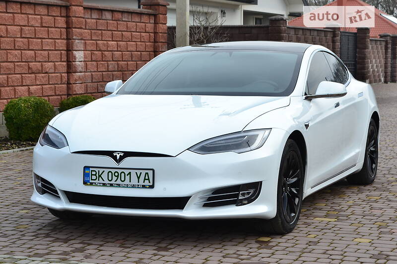 Лифтбек Tesla Model S 2018 в Ровно