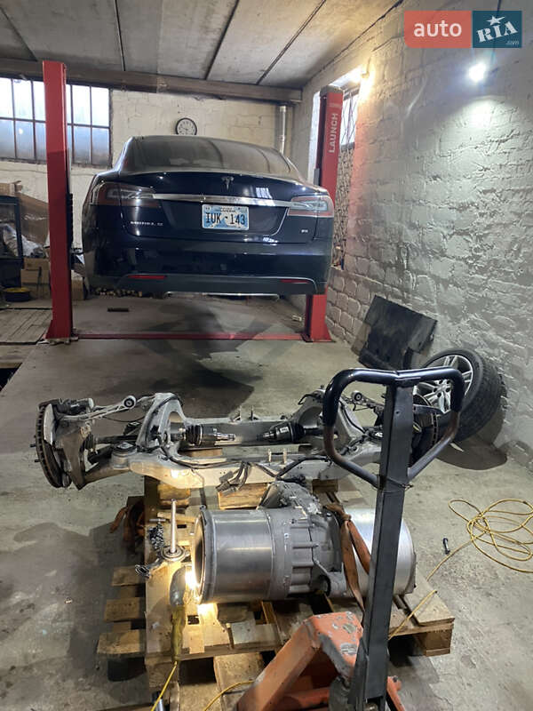 Ліфтбек Tesla Model S 2014 в Полтаві