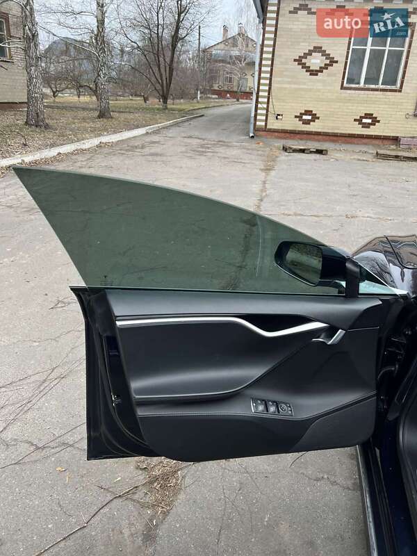 Седан Tesla Model S 2015 в Києві