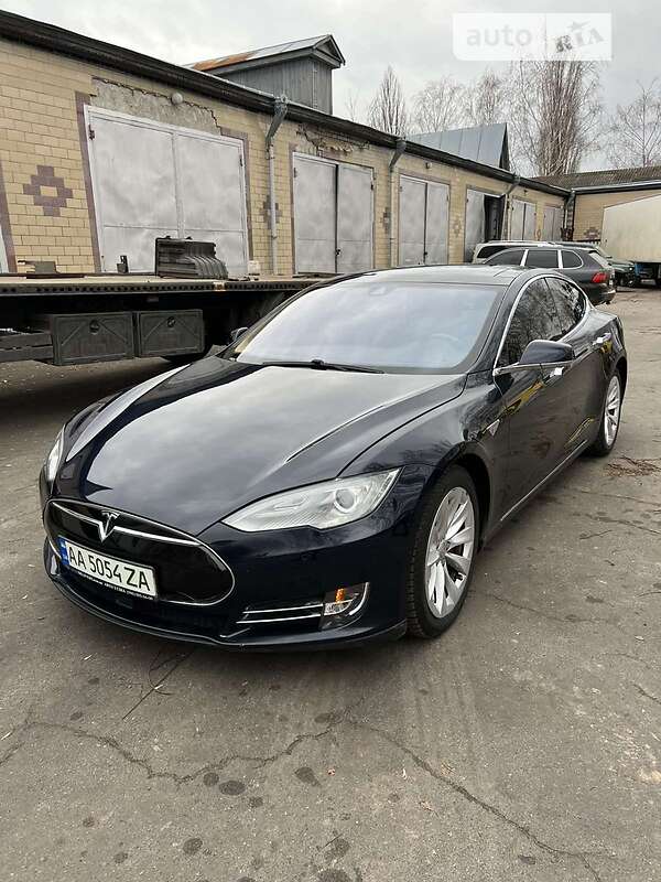 Седан Tesla Model S 2015 в Киеве