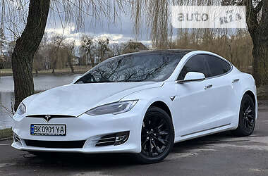 Седан Tesla Model S 2018 в Ровно