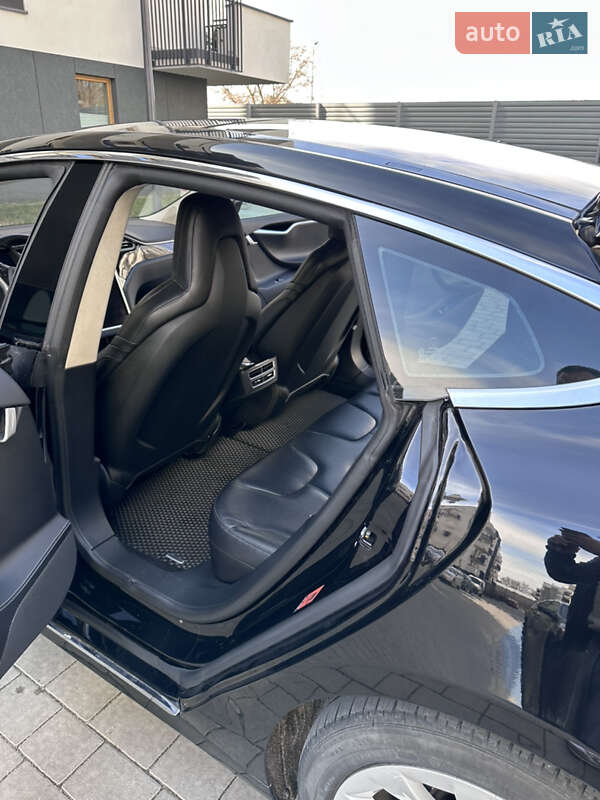 Седан Tesla Model S 2016 в Львові