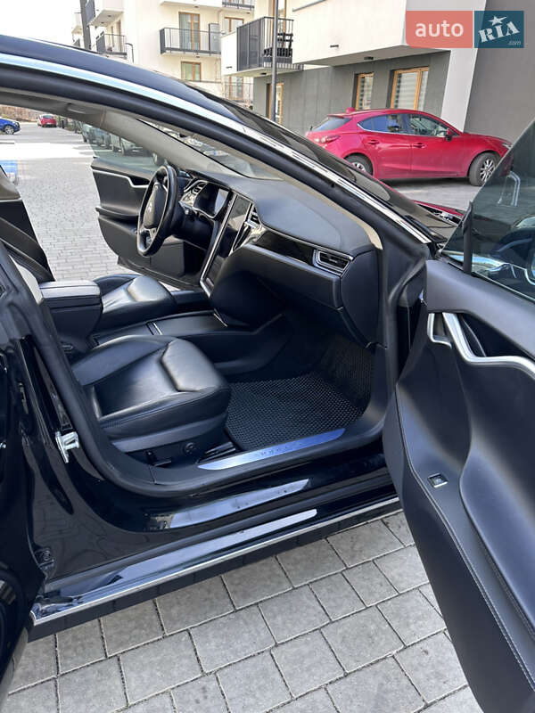 Седан Tesla Model S 2016 в Львові
