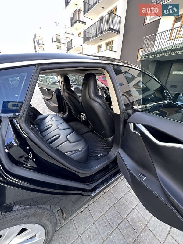 Седан Tesla Model S 2016 в Львові