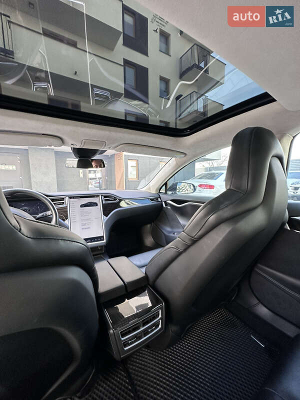 Седан Tesla Model S 2016 в Львові