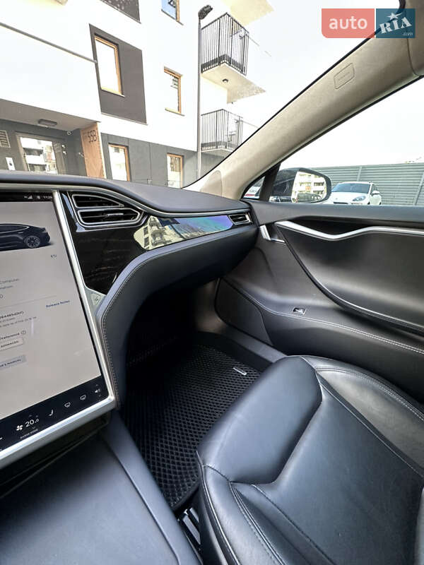 Седан Tesla Model S 2016 в Львові